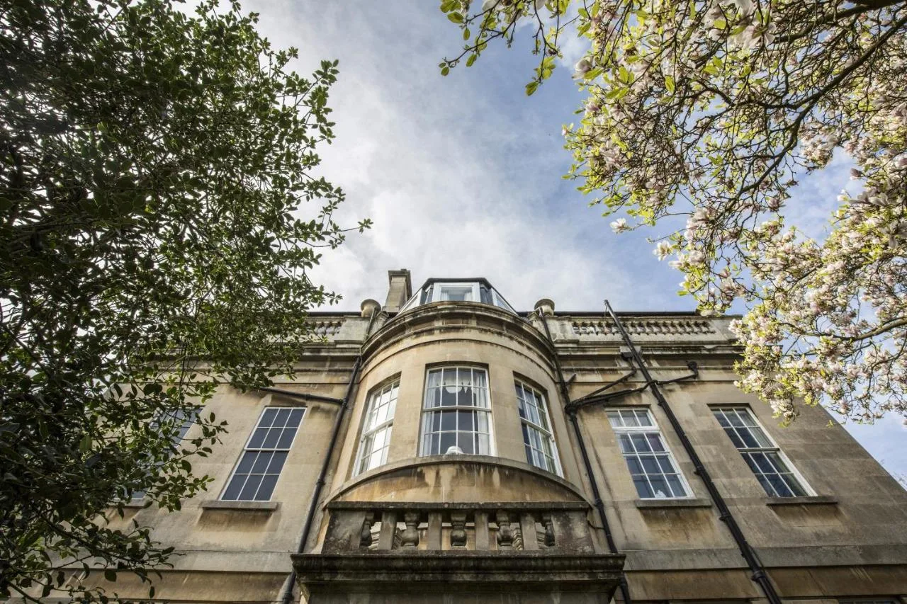 an old building with windows on top of it at Grosvenor Villa in Bath